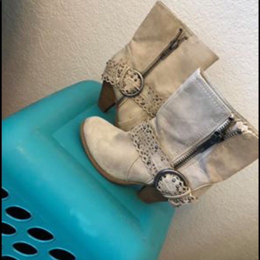 Boots from buckle size 6